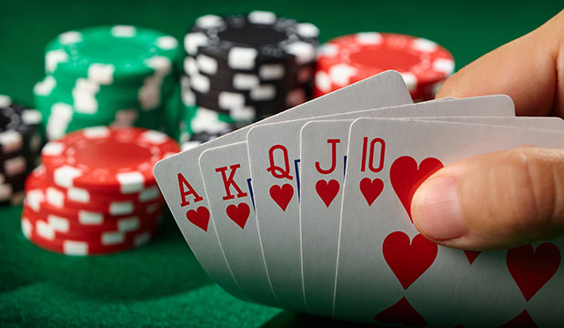 Pros and Cons of Playing Poker Online